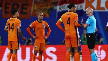Leipzig (Germany), 21/06/2024.- Referee Anthony Taylor (R) talks with Virgil van Dijk of the Netherlands during the UEFA EURO 2024 Group D soccer match between Netherlands and France, in Leipzig, Germany, 21 June 2024. (Francia, Alemania, Países Bajos; Holanda) EFE/EPA/FILIP SINGER
