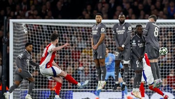 Rice se percató de que la barrera no tapaba lo suficiente y en vez de colgar la pelota intentó el lanzamiento directo... y lo clavó para el 1-0.