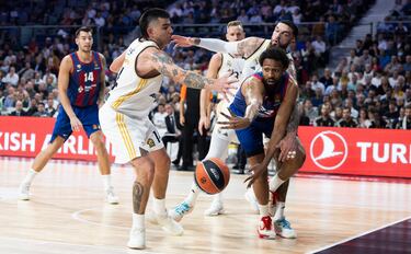 Deck levanta al Madrid en el Clásico de los mil errores