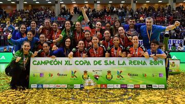 Las jugadoras del Balonmano Bera Bera celebran su victoria en la Copa de la Reina de Balonmano de 2019.
