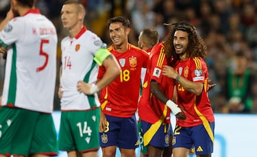 0-2. Marc Cucurella celebra el segundo tanto con Nico Williams y Martín Zubimendi.
