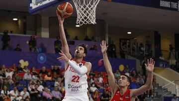 Korkmaz entra a canasta ante Andronikashvili en el Georgia-Turquía de este domingo.