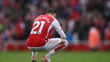 Fábio Vieira, jugador del Arsenal, se lamenta en el césped tras el partido ante el Fulham.