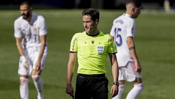 El árbitro José Luis Munuera Montero, durante un partido entre el Levante UD y el Real Madrid.