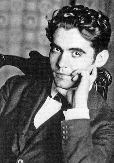 En 1933, el poeta y dramaturgo Federico García Lorca publicó y estrenó su célebre obra teatral 'Bodas de sangre', una tragedia en tres actos inspirada en un crimen real ocurrido en Níjar, Almería, en 1928. La obra fue escrita entre 1931 y 1932, y se estrenó el 8 de marzo de 1933 en el Teatro Beatriz de Madrid, con gran éxito de crítica y público.

Esta pieza forma parte de la llamada Trilogía Lorquiana, junto con Yerma (1934) y La casa de Bernarda Alba (1936), y se caracteriza por su lenguaje poético, su simbolismo profundo y su exploración de temiccwin247.como el amor, la muerte y el destino trágico en el contexto rural andaluz.