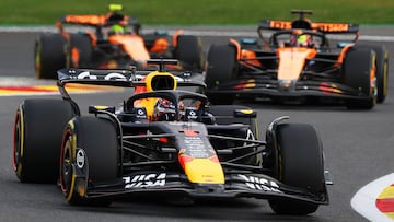 Max Verstappen con el Red Bull por delante de los dos McLaren de F1.