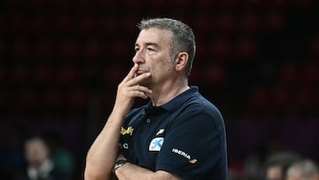 Miguel Méndez, seleccionador nacional, ante la República Checa en los cuartos de final del Eurobasket 2025.
