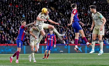 El central del Granada supo mantener a raya a Lewandowski y además marcó el 2-3 que hizo soñar a su equipo con una victoria en campo del Barça. Natural de Corbera de Llobregat, Barcelona, a sus 31 años vuelve a la primera plana tras formarse en el Espanyol y Barcelona y debutar en Primera con el Arsenal.