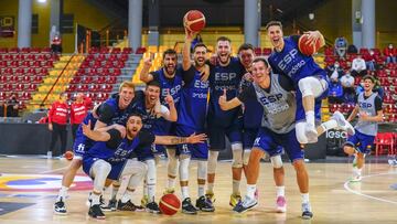 Alberto Díaz, Francis Alonso, Dani Pérez, Dani Díez, Joan Sastre, Fran Guerra, Jonathan Barreiro, Miquel Salvó, Xabi López-Arostegui y Oriol Paulí, a lo lejos, con la Selección.