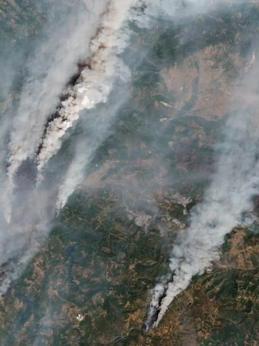 Vista satelital de las columnas de humo cerca de Ourense (Galicia).