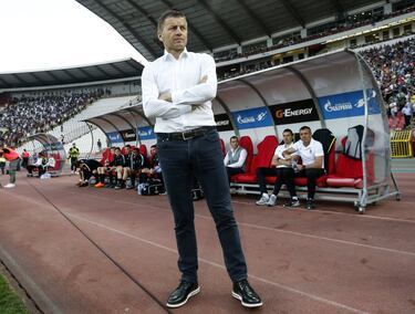 El serbio es uno de los varios futbolistas que explican el salto competitivo y de calidad que dio el Valencia a finales del Siglo XX y principios del XXI. Djukic, que había llegado al club la temporada anterior a la final de Sevilla de 1999 con 31 años, era indiscutible para Claudio Ranieri. Fue titular en La Cartuja, donde ganó el primero de sus cuatro títulos con el Valencia, su segunda Copa del Rey tras la conquistada con el Deportivo previsamente contra el Valencia en el Santiago Bernabéu (1995). En 2003 fichó por el Tenerife, donde colgó las botas. Se retiró tras 221 partidos como che. Del césped pasó a los banquillos, incluido el de Mestalla en la temporada 2013. Actualmente se encuentra sin equipo. 
