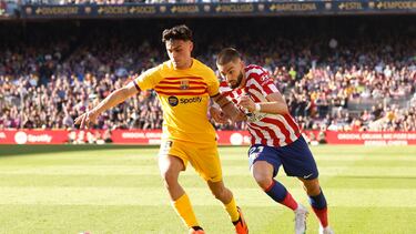 Soccer Football - LaLiga - FC Barcelona v Atletico Madrid - Camp Nou, Barcelona, Spain - April 23, 2023 FC Barcelona's Pedri in action with Atletico Madrid's Yannick Carrasco REUTERS/Albert Gea