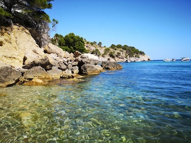 Está situada detrás del Puerto Deportivo de Altea, dentro del Parque Natural de la Serra Gelada. Es un arenal de cantos finos, con tranquilas aguas y donde está permitido el nudismo. La playa del Mascarat ofrece un amplio aparcamiento, así como un chiringuito y un restaurante. 