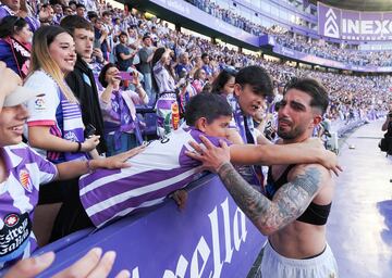 Los jugadores del Valladolid celebran con la afición el regreso a Primera División.