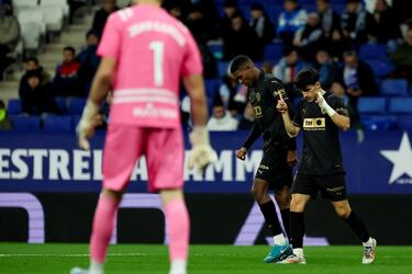 Puado y Diego López prolongan el drama de Espanyol y Valencia