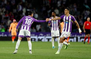 2-3. Sergio Escudero, que anota en el minuto 73 de partido, celebra el segundo gol con Monchu.