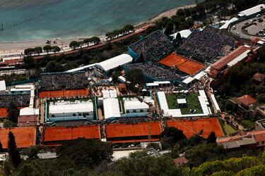 Esta imagen aérea muestra una impresionante vista general del Montecarlo Country Club y sus alrededores
desde una colina cercana. Un amplio complejo tenístico con numerosas pistas de tierra junto al Mediterráneo,
en la Costa Azul francesa. Sus instalaciones acogen el Masters 1000 de Montecarlo. 