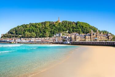 Probablemente es una de las postales más conocidas de San Sebastián y una de las playas urbanas más bonitas de todo el territorio nacional. La Concha es una maravillosa playa que ofrece todos los servicios posibles y la posibilidad de disfrutar de una de las mejores gastronomías de España.