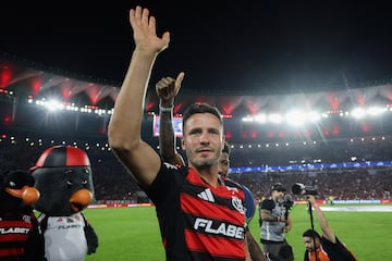 Formado en el Atlético de Madrid, Saúl debutó en 2012 en el Atleti y fue cedido un año al Rayo Vallecano antes de consolidarse como titular con Simeone. Con los rojiblancos ganó la Liga en 2021, la Europa League en 2018 y llegó a dos finales de Champions. En el Atleti poco a poco fue perdiendo protagonismo, catapultándole a salir cedido al Chelsea y al Sevilla en busca de oportunidades. Saúl finalizó su vínculo con el Atlético de Madrid en julio de 2025 tras 17 años en el club. Se esperaba que fichara por Trabzonspor en Turquía, pero canceló el traslado por motivos personales y, finalmente, acabó firmando con el Flamengo de Brasil.