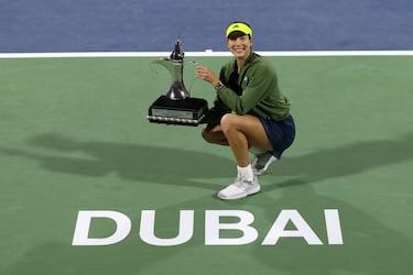 Casi dos años, que se dice pronto, llevaba Garbiñe Muguruza sin levantar un título, algo difícil de imaginar para una campeona de Grand Slam (Roland Garros y Wimbledon) y antigua número uno del circuito. Después de alzar el vuelo en 2020 bajo la tutela de Conchita Martínez, la hispanovenezolana alejó las malas vibraciones al coronarse al pasado marzo en el WTA 500 de Dubái. No le pesó el haber perdido las dos finales anteriores disputadas en Melbourne y Qatar (ante Barty y Kvitova, respectivamente) para batir en la lucha por el título a Krejcikova. Mugu volvía a sonreír.