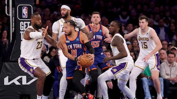 Jalen Brunson, rodeado por rivales en el Knicks-Lakers jugado en el Madison Square Garden.
