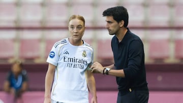 CORRIGE JUGADORA LOGROÑO / LOGROÑO, 31/08/2025.- El entrenador del Real Madrid Pau Quesada Tormos (d) durante el partido de Primera División femenina que EDF Logroño y Real Madrid disputan hoy domingo en el estadio municipal de Las Gaunas. EFE/Fernando Díaz