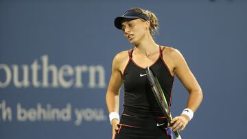 AME9890. MASON (ESTADOS UNIDOS), 16/08/2022.- Paula Badosa de España reacciona después de fallar un punto contra Ajla Tomljanovic de Australia, hoy, durante un partido de la segunda ronda del Masters 1.000 de Cincinnati, en el Centro de Tenis Lindner Family, en Mason (EE.UU.). EFE/ Mark Lyons