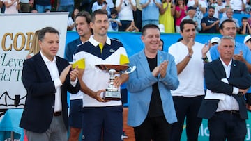 ALBACETE (ESPAÑA), 24/09/2023.- El tenista de La Roda Guillermo García López (2i) se impuso este domingo en la final de la I Copa Leyendas a Feliciano López por 7-5 y 6-4 en una abarrotada pista central del Club de Tenis de Albacete, organizador del torneo. En la imagen, recibe el trofeo. EFE/ ClubTenisAlbacete **SOLO USO EDITORIAL / SOLO DISPONIBLE PARA ILUSTRAR LA NOTICIA QUE ACOMPAÑA (CRÉDITO OBLIGATORIO)**