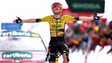 Jonas Vingegaard celebra en la meta su victoria de etapa durante la 9.ª etapa de La Vuelta a España 2025.
