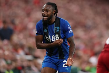 En Anfield, el partido que daba inicio a la Premier 25/26 se detuvo tras escucharse insultos racistas dirigidos a Semenyo desde la grada. Su denuncia activó de inmediato los protocolos en Premier League y la policía expulsó al agresor. Fue un acto simbólico que reforzó el mensaje de tolerancia cero.