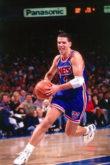 Sólo fueron cuatro años en la NBA, pero también valieron como ejemplo. Todo lo que llevaba detrás, de Yugoslavia a Croacia, de la Cibona al Madrid, se metió en una coctelera que el mundo admiró cuando llegó a los Nets, su último equipo antes de fallecer. Su 43,7% de acierto en triples en la liga de Estados Unidos le deja con uno de los mejores registros de la historia a ese respecto, que hace justicia a la selección de tiro que tenía aunque allí tuviera menos oportunidades que en Europa. Registro de antaño, con los brazos muy juntos e impulso rápido con el derecho, se labró una leyenda gracias a sus tiros y a un irreverente carácter.
