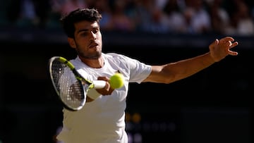 Tennis - Wimbledon - All England Lawn Tennis and Croquet Club, London, Britain - July 8, 2025 Spain's Carlos Alcaraz in action during his quarter final match against Britain's Cameron Norrie REUTERS/Andrew Couldridge