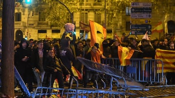 Varios manifestantes quitan las vallas de seguridad, durante una manifestación contra la amnistía frente a la sede del PSOE en Ferraz, a 18 de noviembre de 2023, en Madrid (España). Miles de personas se han concentrado frente a la sede del PSOE en Ferraz por decimosexta jornada consecutiva para protestar contra el pacto alcanzado entre el PSOE y Junts el pasado 9 de noviembre para la investidura de Sánchez que incluye una posible ley de amnistía. La protesta tiene lugar después del nombramiento de Sánchez como nuevo jefe del Ejecutivo en el debate de su investidura celebrado en el Congreso los días 15 y 16 de noviembre.
18 NOVIEMBRE 2023;MANIFESTACIÓN;PROTESTA;FERRAZ;AMNISTÍA;PRESIDENTE;INVESTIDURA;POLICÍA
Gustavo Valiente / Europa Press
18/11/2023
