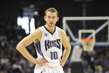 Se supone que, cuando pierdes tanto, el sistema te recompensa con buenos jugadores jóvenes a través del draft. Pero los Kings han perdido innumerables ocasiones de reconducir su camino con el talento joven. La lista es un desastre colosal: en 2006 eligieron con el número 18 a Quincy Douby en lugar de a Rajon Rondo o Kyle Lowry. En 2007 le dieron un 10 a Spencer Hawes y en 2008, eligieron con 12 a Jason Thompson. En 2009 destinaron el 4 a Tyreke Evans por delante de Stephen Curry (y DeMar DeRozan, Jrue Holiday...). En 2011 eligieron con el 7 a Bismack Biyombo y lo intercambiaron por Jimmer Fredette y John Salmons. Se quedaron sin elegir a Klay Thompson, Kawhi Leonard o Jimmy Butler. En 2012, su elección con el 5 fue Thomas Robinson y para el seis quedó Damian Lillard. En 2013, fueron a por Ben McLemore con el 7 antes que a por Giannis Antetokounmpo o CJ McCollum. En 2014, gastaron un 8 en Nik Stauskas que podría haber sido para Zach LaVine. En 2015 prefieron a Willie Cauley-Stein (6) antes que a Devin Booker o Myles Turner, en 2017 eligieron con el 10 a Zach Collins y lo traspasaron a los Blazers por Harry Giles y Justin Jackson cuando podrían haber elegido a Donovan Mitchell o Bam Adebayo. Un año antes, en 2016, le dieron el 13 al griego Giorgios Papagiannis, un pívot que parecía redundante con DeMarcus Cousins en el equipo y que en 2018 ya estaba en el Panathinaikos. Y queda el error más grave de todos...