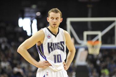 Se supone que, cuando pierdes tanto, el sistema te recompensa con buenos jugadores jóvenes a través del draft. Pero los Kings han perdido innumerables ocasiones de reconducir su camino con el talento joven. La lista es un desastre colosal: en 2006 eligieron con el número 18 a Quincy Douby en lugar de a Rajon Rondo o Kyle Lowry. En 2007 le dieron un 10 a Spencer Hawes y en 2008, eligieron con 12 a Jason Thompson. En 2009 destinaron el 4 a Tyreke Evans por delante de Stephen Curry (y DeMar DeRozan, Jrue Holiday...). En 2011 eligieron con el 7 a Bismack Biyombo y lo intercambiaron por Jimmer Fredette y John Salmons. Se quedaron sin elegir a Klay Thompson, Kawhi Leonard o Jimmy Butler. En 2012, su elección con el 5 fue Thomas Robinson y para el seis quedó Damian Lillard. En 2013, fueron a por Ben McLemore con el 7 antes que a por Giannis Antetokounmpo o CJ McCollum. En 2014, gastaron un 8 en Nik Stauskas que podría haber sido para Zach LaVine. En 2015 prefieron a Willie Cauley-Stein (6) antes que a Devin Booker o Myles Turner, en 2017 eligieron con el 10 a Zach Collins y lo traspasaron a los Blazers por Harry Giles y Justin Jackson cuando podrían haber elegido a Donovan Mitchell o Bam Adebayo. Un año antes, en 2016, le dieron el 13 al griego Giorgios Papagiannis, un pívot que parecía redundante con DeMarcus Cousins en el equipo y que en 2018 ya estaba en el Panathinaikos. Y queda el error más grave de todos... 