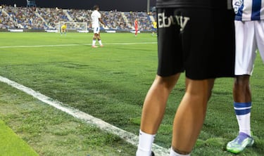 El mal estado de la hierba se tapó con pintura verde que se trasladó a las camisetas de los jugadores.