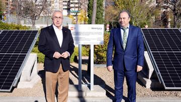 Gregorio Álvarez, presidente del Grupo Ibereólica Renovables, y el presidente del Comité Olímpico Español, Alejandro Blanco Bravo, inauguran una planta solar fotovoltaica en la sede del COE.