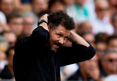 El entrenador del Atlético de Madrid, Simeone, muy preocupado en la banda tras encajar el segundo del Valencia. 