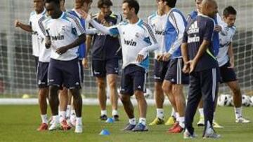 <b>SONRIENTE. </b>Carvalho saludó ayer a sus compañeros en su reincorporación al primer equipo.