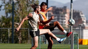 Bale y Casemiro pelean por un balón en la sesión de este miércoles.