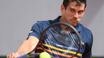 Guillermo García-López devuelve una bola ante Stanislas Wawrinka durante su partido de Roland Garros.