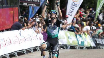 El ciclismo vuelve a mil por hora con triunfo de Grossschartner y protagonismo de Evenepoel