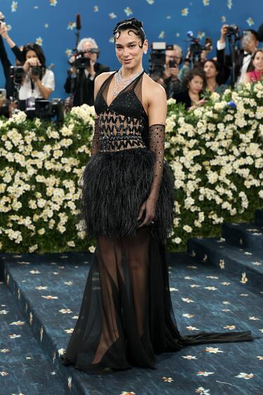 Dua Lipa posa en la alfombra roja de la MET Gala 2025.