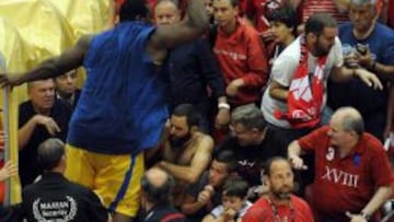 Schortsanitis, en el momento de saltar a la cancha.