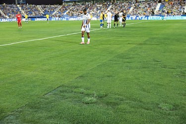 El mal estado de la hierba se tapó con pintura verde que se trasladó a las camisetas de los jugadores.