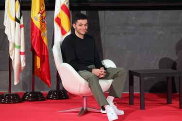 El escalador cacereño campeón olímpico en Tokio 2020, Alberto Ginés, durante el acto de homenaje. 







