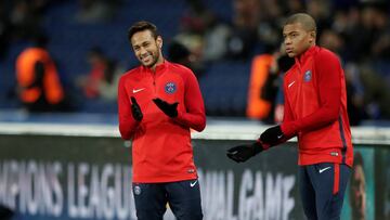 Neymar con Mbappé calentando.