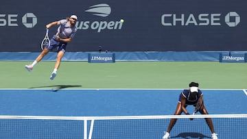 Reilly Opelka saca en el dobles mixto del US Open con Venus Williams.