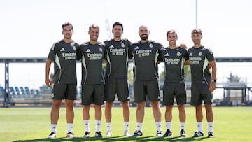 Pau Quesada, entrenador del Real Madrid, con su cuerpo técnico de la temporada 2025-26.