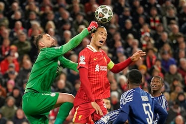 El portero del PSG, Gianluigi Donnarumma, despeja el balón con los puños tras el remate de Virgil van Dijk del Liverpool durante el partido de vuelta de los octavos de final de la Liga de Campeones entre Liverpool y Paris Saint-Germain
